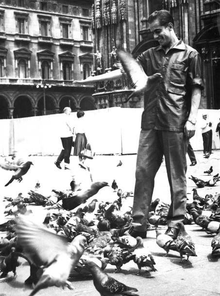  l&#39;estate del 1961 e Suarez prende contatto con la sua nuova citt, Nella foto sorride tra i piccioni in piazza Duomo. Angelo Moratti  riuscito - a suon di milioni - ad accontentare Helenio Herrera. (Olympia)